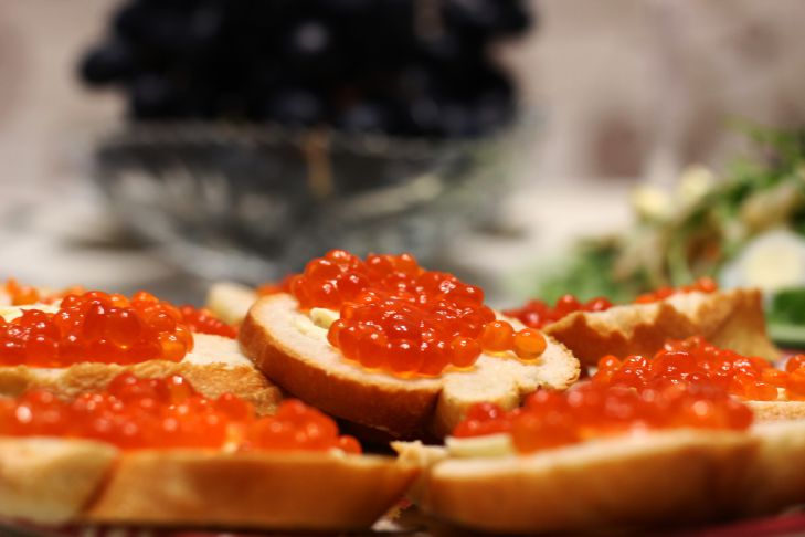La versión más deliciosa de sándwiches con caviar rojo: unte este producto, no mantequilla, sobre el pan sándwiches