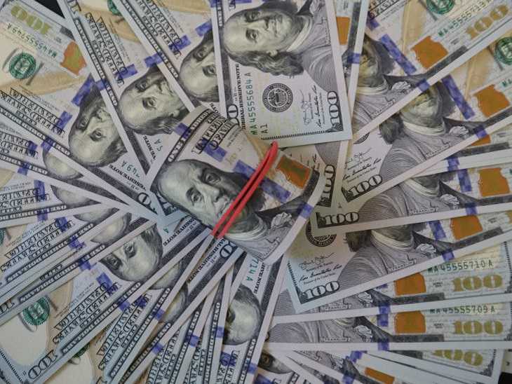 Qu'adviendra-t-il du taux de change du dollar après le 18 décembre : vaut-il la peine de courir dans les bureaux de change ? dollar
