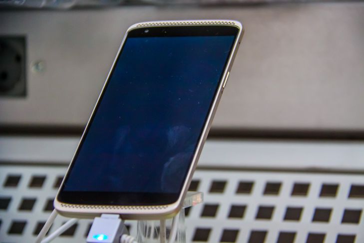 Astuce de vie avec un smartphone et un bol profond : vous allez certainement adorer cette astuce téléphone intelligent