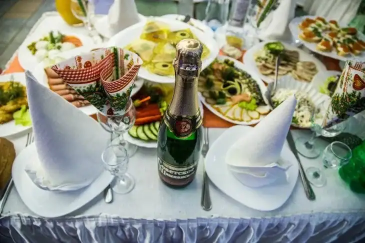 Comment préparer le corps aux fêtes à venir : non, il ne faut pas faire 5 jours de jeûne d'affilée Table de fête