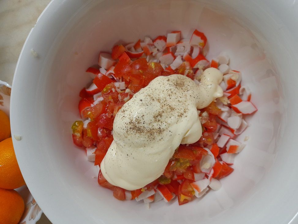 Deliciosa ensalada con palitos de cangrejo y ajo: lo que cocinan las amas de casa avanzadas para sorprender a los invitados ensalada