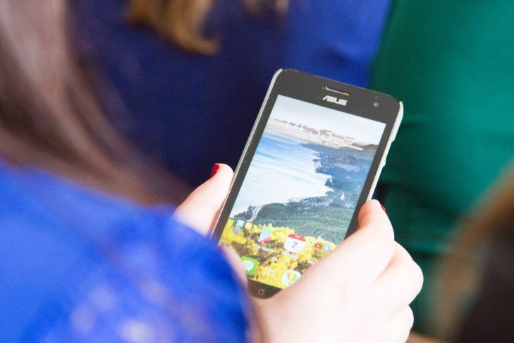 Vous n'aimerez pas ça. C'est ce qui arrive à ceux qui restent bloqués sur les réseaux sociaux téléphone intelligent