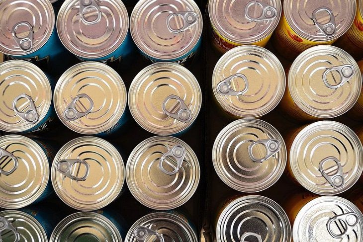 Warum man Dosen nicht wegwerfen sollte. Sie können ein ideales Material für die Inneneinrichtung sein. Banken