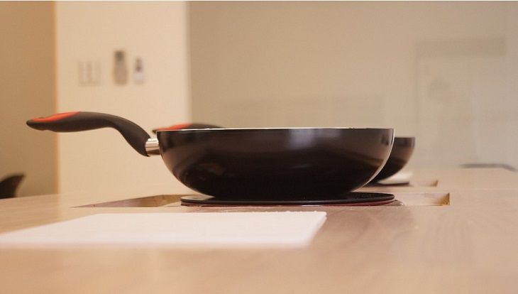 The carbon deposits on the frying pan will disappear in half an hour. It is enough to dissolve two tablets frying pan