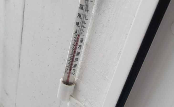 Comprueba la temperatura en tu casa. Con esto, puede que pienses y recuerdes peor. termómetro