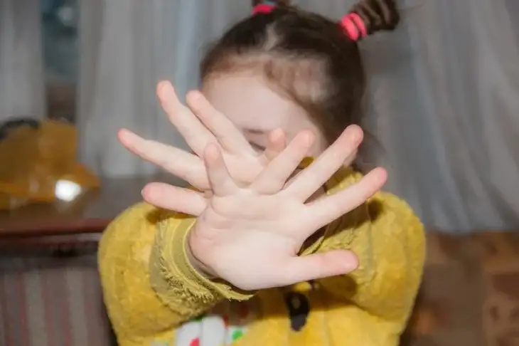 Bajas la autoestima y infundes complejos: cómo no elogiar a un niño Chica