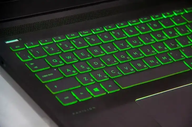 Una niña de 6 años se convirtió en la desarrolladora de videojuegos más joven del mundo: creó un juego útil Teclado