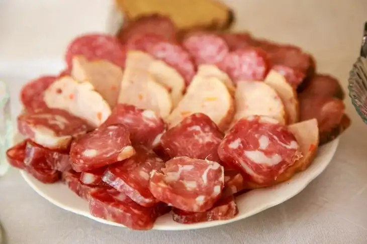 Qué signos indican una salchicha de calidad: haz una prueba sencilla con el producto Embutido