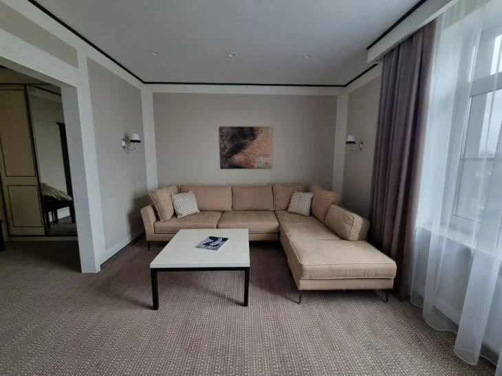 Comment repousser les limites d'un petit appartement : renoncer aux tapis et aux cloisons Chambre