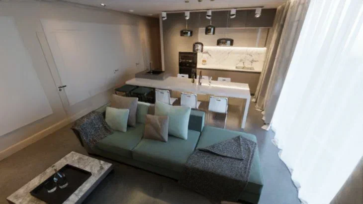 So ordnen Sie Möbel in einer Einzimmerwohnung an, um sie in Zonen zu unterteilen: nur erfolgreiche Lösungen Zimmer