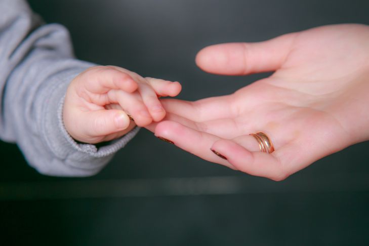 3 Gründe, warum ein Kind seine eigenen Eltern nicht mögen kann Hände