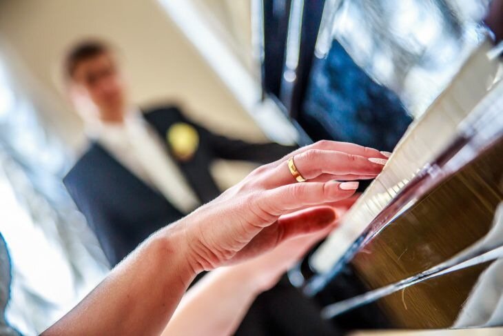 Warum Menschen ähnliche Partner wählen: die Psychologie der Anziehung Hände