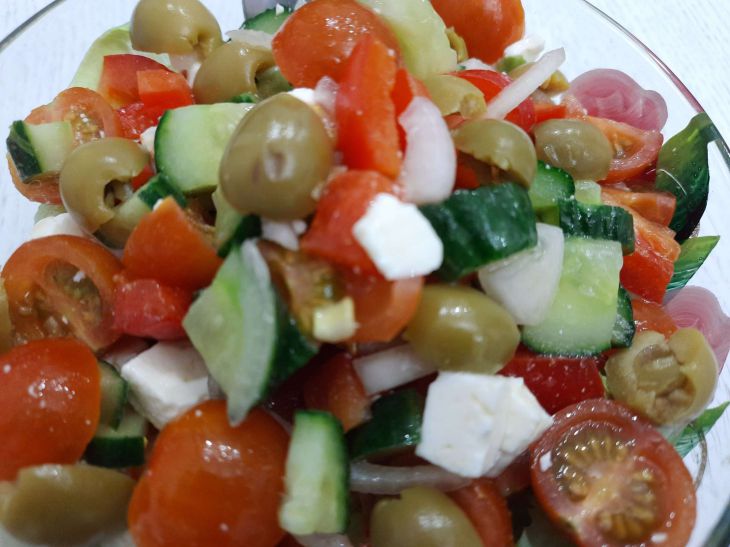 Pourquoi devriez-vous abandonner la salade de concombres et de tomates : un danger inattendu d'un plat populaire salade