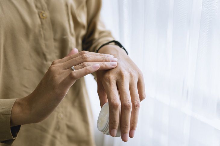 Chronic and acute pain. What will help: pain-relieving cream or gel? hands