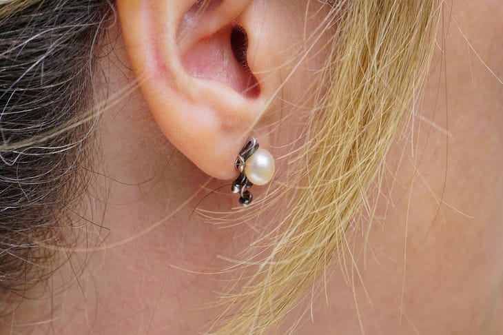 Why is there a shooting pain in the ear: is it possible to do something without a doctor Ear