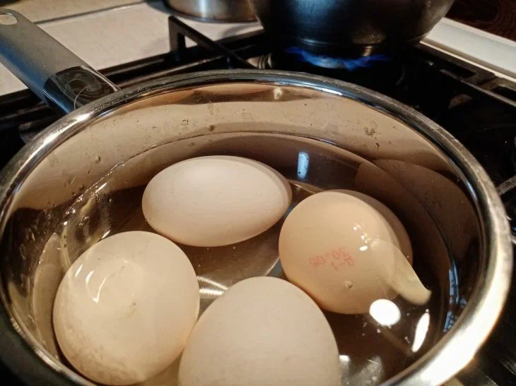 Cómo hervir huevos para que no se rompan en la sartén: una forma muy inesperada Huevos