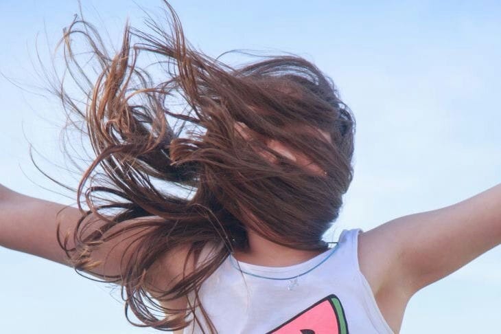 Los peluqueros se ríen de tu pelo: 10 trucos secretos para un volumen instantáneo Chica